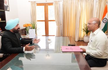 Secretary Disaster Management Dr. Ranjit Kumar Sinha pays courtesy call on Governor Lt Gen Gurmit Singh (Retd).