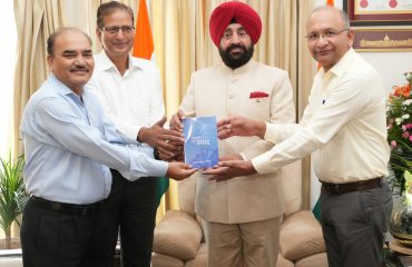 राज्यपाल लेफ्टिनेंट जनरल गुरमीत सिंह (से नि) से शिष्टाचार भेंट करते हुए ‘‘हिमालय उन्नति मिशन’’ के पदाधिकारीगण।