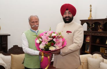 Hon’ble Governor of Arunachal Pradesh Lt Gen KT Parnaik, PVSM, UYSM, YSM(Retd) pays courtesy call on Governor Lt Gen Gurmit Singh (Retd) at Raj Bhawan.