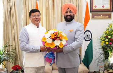 राज्यपाल लेफ्टिनेंट जनरल गुरमीत सिंह (से नि) से शिष्टाचार भेंट करते हुए विधायक कपकोट श्री सुरेश गढ़िया।