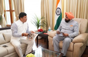 राज्यपाल लेफ्टिनेंट जनरल गुरमीत सिंह (से नि) से शिष्टाचार भेंट करते हुए विधायक कपकोट श्री सुरेश गढ़िया।