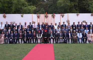 कार्यक्रम में पुलिस अधिकारियों के साथ राज्यपाल लेफ्टिनेंट जनरल गुरमीत सिंह (से नि)।