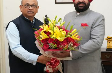 राज्यपाल लेफ्टिनेंट जनरल गुरमीत सिंह (से नि) से शिष्टाचार भेंट करते हुए पुलिस अनुसंधान एवं विकास ब्यूरो के महानिदेशक श्री बालाजी श्रीवास्तव।