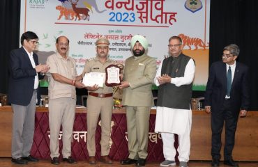 वन्यजीव संरक्षण के क्षेत्र में सराहनीय कार्य करने वाले लोगों को सम्मानित करते हुए राज्यपाल लेफ्टिनेंट जनरल गुरमीत सिंह (से नि)।