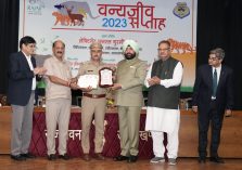 वन्यजीव संरक्षण के क्षेत्र में सराहनीय कार्य करने वाले लोगों को सम्मानित करते हुए राज्यपाल लेफ्टिनेंट जनरल गुरमीत सिंह (से नि)।;?>
