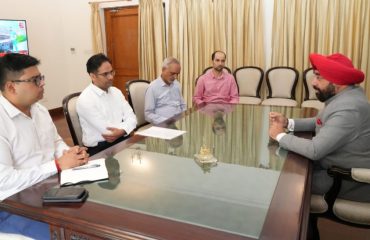 राज्यपाल लेफ्टिनेंट जनरल गुरमीत सिंह (से नि) से राजभवन में एमडी सिडकुल रोहित मीणा ने मुलाकात की।