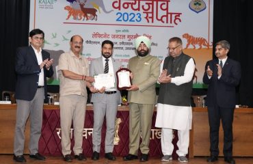 वन्यजीव संरक्षण के क्षेत्र में सराहनीय कार्य करने वाले लोगों को सम्मानित करते हुए राज्यपाल लेफ्टिनेंट जनरल गुरमीत सिंह (से नि)।