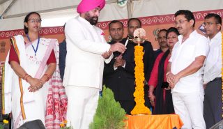 मुनीकीरेती, में आयोजित राष्ट्रीय सरस आजीविका मेला-2023 का शुभारंभ करते हुए राज्यपाल लेफ्टिनेंट जनरल गुरमीत सिंह (से नि)।
