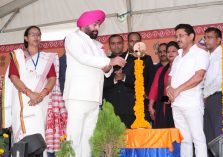 Governor Lt Gen Gurmit Singh (Retd) inaugurates the National SARAS Livelihood Fair-2023 organized at Munikireti.;?>