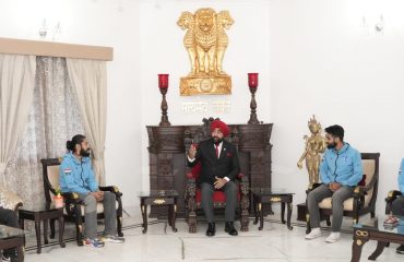 राज्यपाल लेफ्टिनेंट जनरल गुरमीत सिंह (से नि) से मुलाकात करते हुए एडवेंचर स्पोर्ट्स एसोसिएशन ऑफ उत्तराखण्ड की टीम के सदस्य।