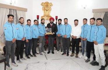 राज्यपाल लेफ्टिनेंट जनरल गुरमीत सिंह (से नि) से मुलाकात करते हुए एडवेंचर स्पोर्ट्स एसोसिएशन ऑफ उत्तराखण्ड की टीम के सदस्य।