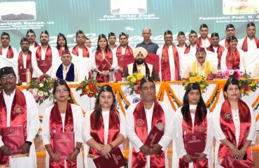 उपाधि प्राप्त छात्र-छात्राओं के साथ राज्यपाल लेफ्टिनेंट जनरल गुरमीत सिंह (से नि)।