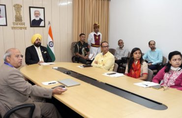 राज्यपाल के समक्ष इन्वेंटरी मैनेजमेंट सिस्टम के संबंध में प्रस्तुतिकरण देते हुए यूटीयू के कुलपति प्रो. ओंकार सिंह।