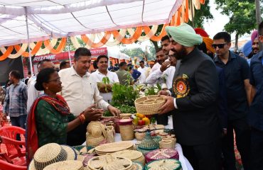 प्रदर्शनियों के स्टॉलों का अवलोकन करते हुए राज्यपाल लेफ्टिनेंट जनरल गुरमीत सिंह (से नि)।