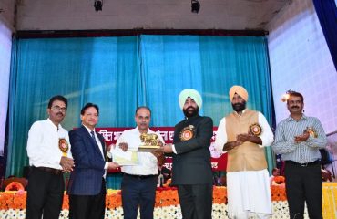 Governor Lt Gen Gurmit Singh (Retd) honors farmers and scientists.