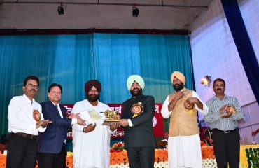 किसानों एवं वैज्ञानिकों को सम्मानित करते हुए राज्यपाल लेफ्टिनेंट जनरल गुरमीत सिंह (से नि)।