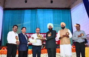 किसानों एवं वैज्ञानिकों को सम्मानित करते हुए राज्यपाल लेफ्टिनेंट जनरल गुरमीत सिंह (से नि)।