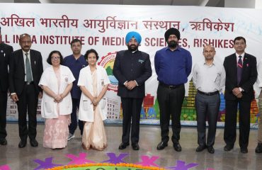 Governor Lt Gen Gurmit Singh (Retd) with doctors in the “World Trauma Week-2023” program.