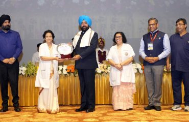 Professor (Dr.) Meenu Singh honours Governor Lt Gen Gurmit Singh (Retd).