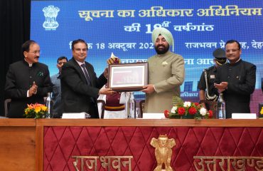 Chief Information Commissioner Anil Chandra Punetha honors Governor Lt Gen GurmitSingh (Retd) in a workshop organized at Raj Bhawan.