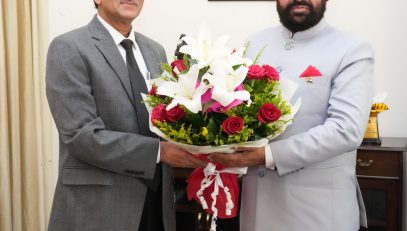 Chairman of Uttarakhand Public Service Commission, Prof. (Dr.) Jagmohan Singh Rana pays courtesy call on Governor Lt Gen Gurmit Singh (Retd).