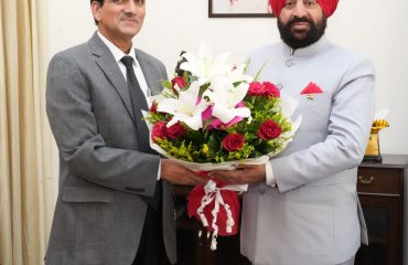 राज्यपाल लेफ्टिनेंट जनरल गुरमीत सिंह (से नि) से शिष्टाचार भेंट करते हुए उत्तराखण्ड लोक सेवा आयोग के अध्यक्ष प्रो.(डॉ.) जगमोहन सिंह राणा।