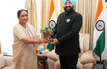 Assembly Speaker Smt. Ritu Khanduri Bhushan pays a courtesy visit on Governor Lt Gen Gurmit Singh (Retd).