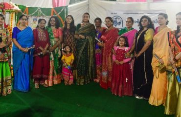 नवरात्रि के अवसर पर आयोजित समारोह में प्रतिभाग करती हुईं प्रथम महिला श्रीमती गुरमीत कौर।