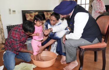 Governor Lt Gen Gurmit Singh (Retd) and First Lady Smt. Gurmeet Kaur performing Kanya Puja.