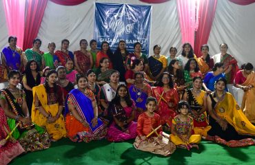 नवरात्रि के अवसर पर आयोजित समारोह में प्रतिभाग करती हुईं प्रथम महिला श्रीमती गुरमीत कौर।