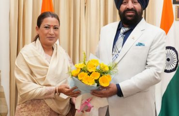राज्यपाल लेफ्टिनेंट जनरल गुरमीत सिंह (से नि) से राजभवन में कैबिनेट मंत्री श्रीमती रेखा आर्या ने शिष्टाचार भेंट की।