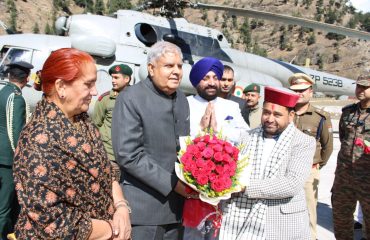 उपराष्ट्रपति श्री जगदीप धनखड़ के सपत्नीक गंगोत्री धाम आगमन पर स्वागत करते हुए राज्यपाल लेफ्टिनेंट जनरल गुरमीत सिंह (से नि) एवं जिलाधिकारी तथा क्षेत्रीय विधायक।