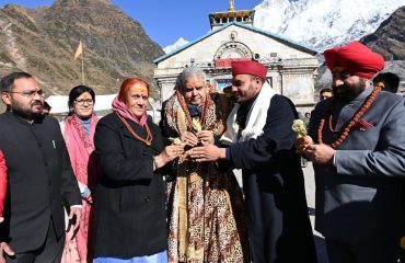 Senior officials welcoming the Vice President and the Governor.