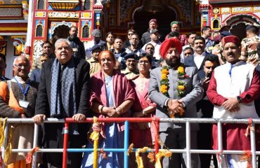 Wife of Vice President Shri Jagdeep Dhankhar and Governor Lt Gen Gurmit Singh (Retd) offering darshan to Lord Badri Vishal.