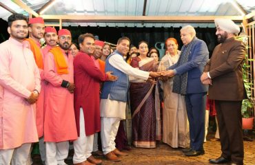 कलाकारों के साथ उपराष्ट्रपति श्री जगदीप धनखड साथ में राज्यपाल लेफ्टिनेंट जनरल गुरमीत सिंह(से नि)।