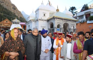 गंगोत्री धाम के दर्शन कर गंगोत्री मंदिर एवं गंगा तट पर सपत्नीक पूजा अर्चना करते हुए उपराष्ट्रपति श्री जगदीप धनखड़।
