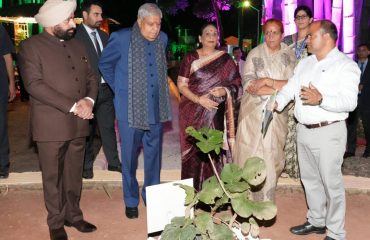 संस्कृति विभाग के कलाकारों द्वारा कार्यक्रमों की प्रस्तुतियां देखते हुए उपराष्ट्रपति श्री जगदीप धनखड साथ में राज्यपाल लेफ्टिनेंट जनरल गुरमीत सिंह(से नि)।