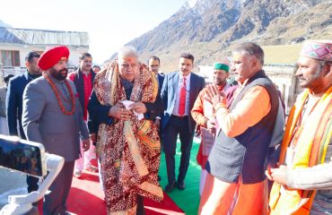 Tirtha priest of the temple committee welcoming Vice President Shri Jagdeep Dhankhar and Governor Lt Gen Gurmit Singh (Retd) at Baba Kedarnath Dham.