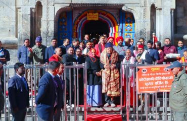 2Vice President and Governor with the pilgrim priests and senior officials of the temple committee at Baba Kedarnath Dham.