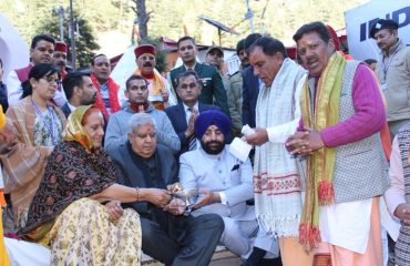 गंगोत्री धाम के दर्शन कर गंगोत्री मंदिर एवं गंगा तट पर सपत्नीक पूजा अर्चना करते हुए उपराष्ट्रपति श्री जगदीप धनखड़।
