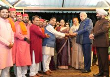 Vice President Shri Jagdeep Dhankhar with the artists along with Governor Lt Gen Gurmit Singh (Retd).;?>