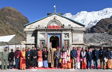 Vice President and Governor with the pilgrim priests and senior officials of the temple committee at Baba Kedarnath Dham.