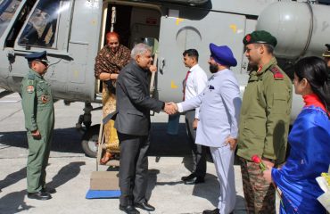 उपराष्ट्रपति श्री जगदीप धनखड़ के सपत्नीक गंगोत्री धाम आगमन पर स्वागत करते हुए राज्यपाल लेफ्टिनेंट जनरल गुरमीत सिंह (से नि) एवं जिलाधिकारी तथा क्षेत्रीय विधायक।