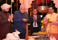Vice President Shri Jagdeep Dhankhar along with Governor Lt Gen Gurmit Singh (Retd) offer prayers at Rajprajneshwar Temple located at Raj Bhawan.;?>