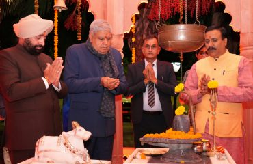 Vice President Shri Jagdeep Dhankhar along with Governor Lt Gen Gurmit Singh (Retd) offer prayers at Rajprajneshwar Temple located at Raj Bhawan.