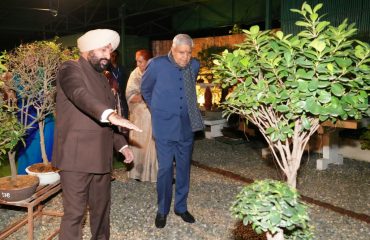 बोनसाई गार्डन का भ्रमण करते हुए उपराष्ट्रपति श्री जगदीप धनखड साथ में राज्यपाल लेफ्टिनेंट जनरल गुरमीत सिंह(से नि)।