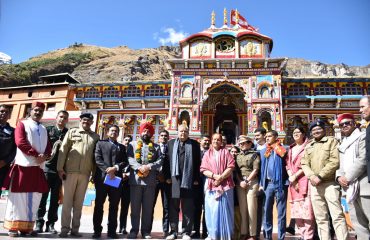 Wife of Vice President Shri Jagdeep Dhankhar and Governor Lt Gen Gurmit Singh (Retd) offering darshan to Lord Badri Vishal.