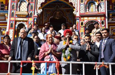 Wife of Vice President Shri Jagdeep Dhankhar and Governor Lt Gen Gurmit Singh (Retd) offering darshan to Lord Badri Vishal.