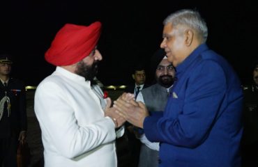 उपराष्ट्रपति श्री जगदीप धनखड़ को विदाई देते हुए राज्यपाल लेफ्टिनेंट जनरल गुरमीत सिंह (से नि)।