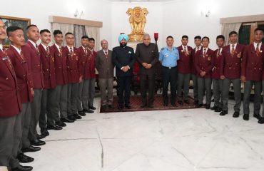 सैनिक स्कूल, घोड़ाखाल के छात्रों के साथ उपराष्ट्रपति श्री जगदीप धनखड़ एवं राज्यपाल लेफ्टिनेंट जनरल गुरमीत सिंह (से नि)।